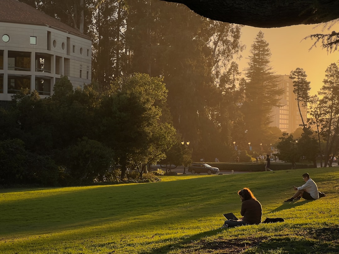 UCLA와 UC Berkeley 캠퍼스 — 편입 비교 가이드 헤더.