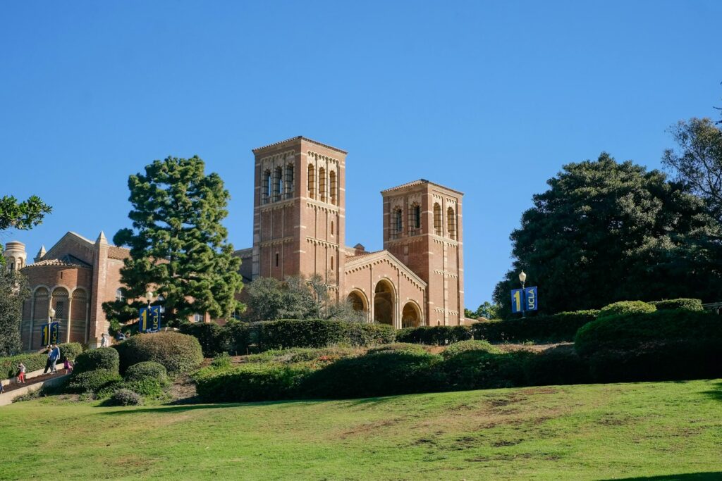 UCLA 로이스 홀(Royce Hall) 캠퍼스 전경 — UCLA 학비 2026-27 공식 비교 헤더 이미지.