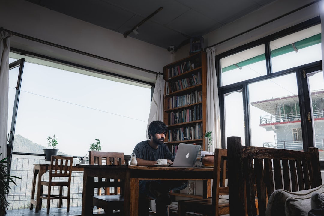 노스웨스턴 대학 편입 지원서 Transfer Writing Supplement를 준비하는 편입 지원 학생.