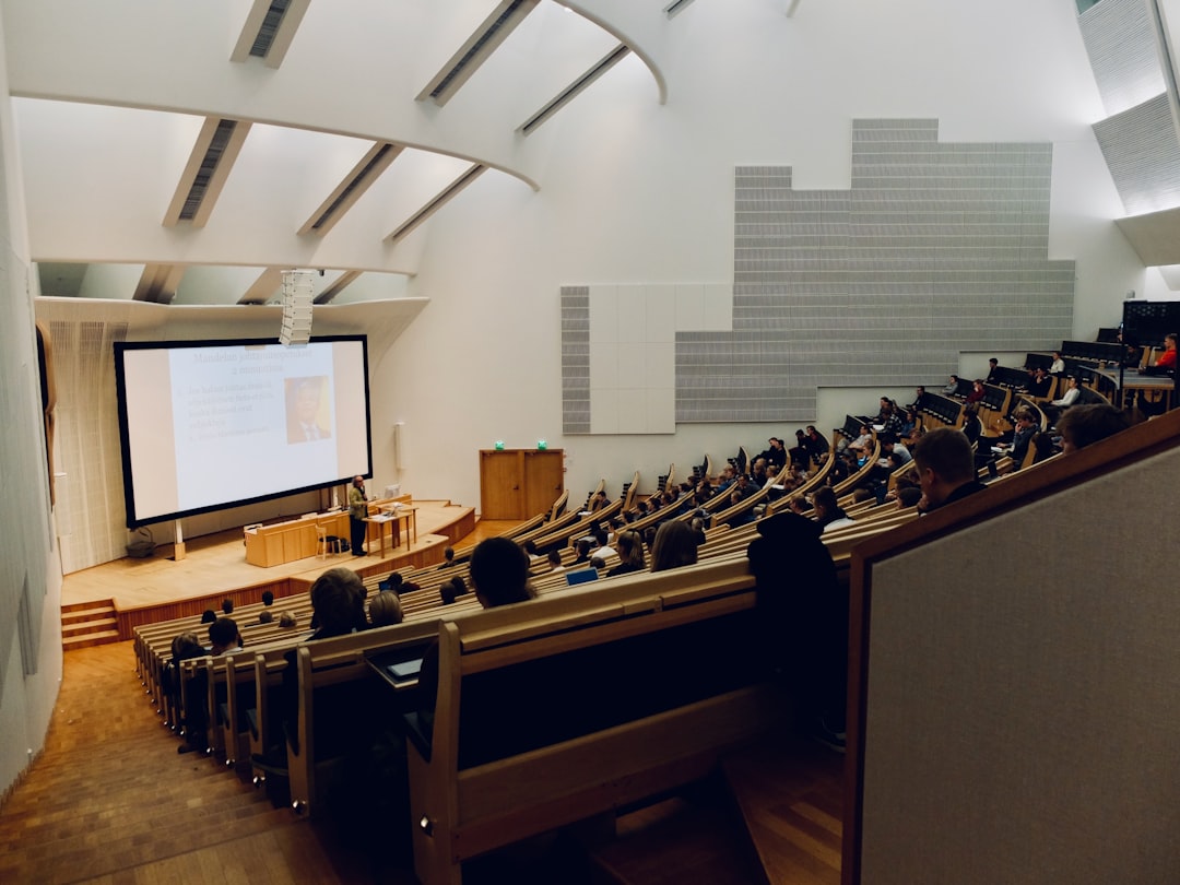 UMich 편입 선수과목인 수학·물리 과목 강의를 수강하는 편입 지원 학생.