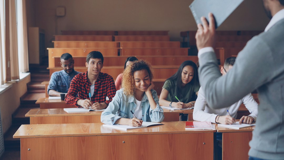 대학 강의실에서 수업을 듣는 학생들 — UC Berkeley Economics 편입 2026 헤더 이미지.