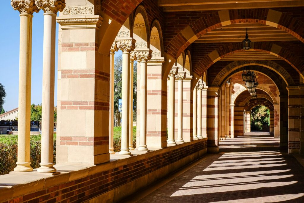 UCLA 로이스 홀(Royce Hall) 아케이드 — UCLA 편입 타임라인 2027 헤더 이미지